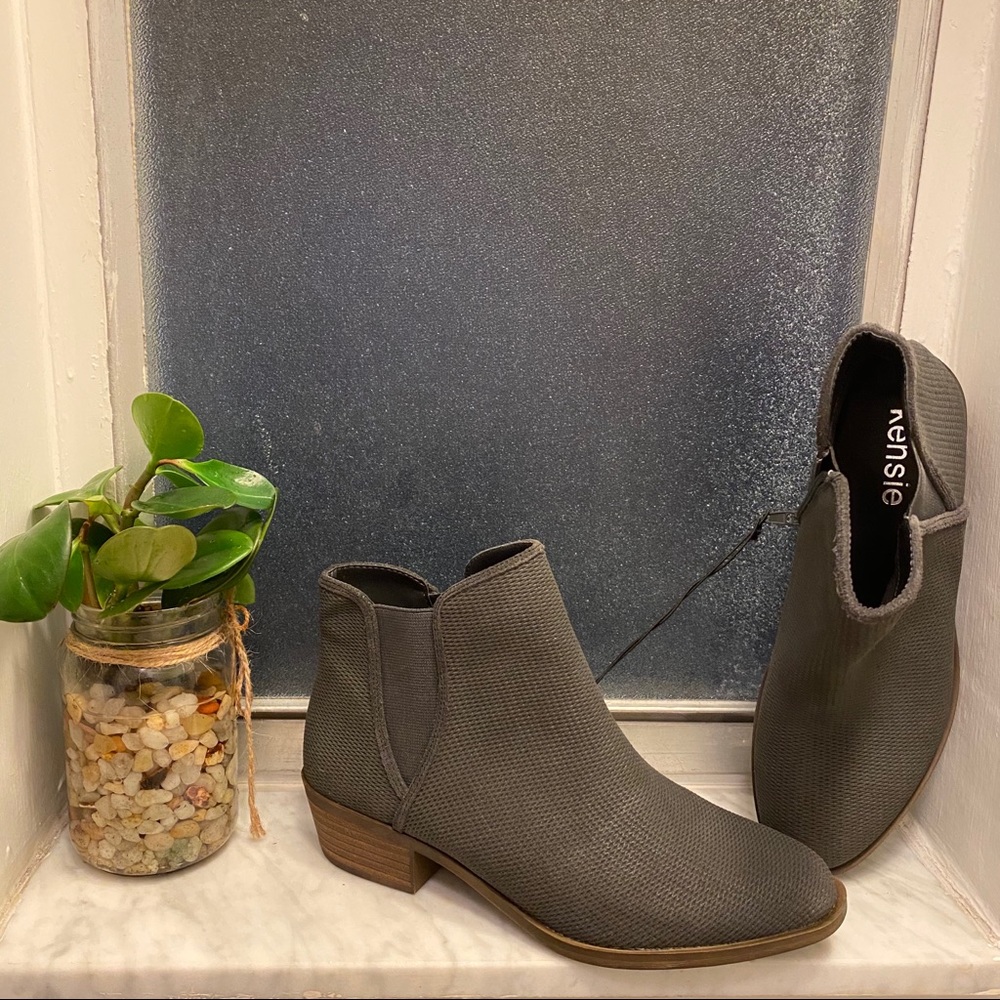 NWOT! Kensie Gerona Bootie Gray